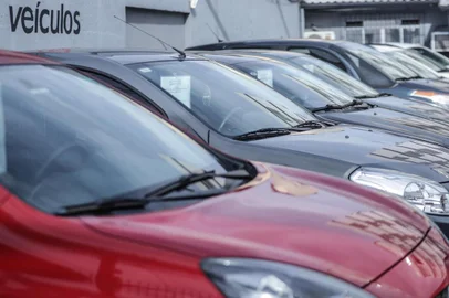  PORTO ALEGRE, RS, BRASIL - 14.09.2020 - Mesmo com a crise gerada pela pandemia, o mercado de vendas de automóveis seminovos e usados tem apresentado uma retomada nos números positivos. Expectativa do setor é que vendas possam até superar os números de 2019 no acumulado entre um ano e outro. NA FOTO: Luciano Santana, proprietário de revenda em Porto Alegre. (Foto: Isadora Neumann/Agencia RBS)Indexador: ISADORA NEUMANN<!-- NICAID(14591835) -->