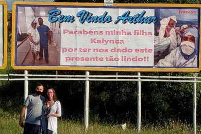  Quem passar pelas proximidades da Casa de Pedra, na Perimetral Norte, em Caxias do Sul, poderá presenciar um outdoor inusitado. Trata-se de uma homenagem que o gerente operacional da Miradoor, Rodrigo Rezer Frazzon, 43 anos, fez para parabenizar a filha Kalynca Eduarda Frazzon, 23, pelo nascimento do pequeno Arthur.<!-- NICAID(14684916) -->