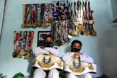 PORTO ALEGRE,RS,BRASIL.Tifani Kauane Freitas Santos e Ane Beatriz Freitas Gomes,estão precisando de ajuda para,participar das competições, com os insinamentos do mestre Alexandre Moura da Rosa, mais conhecido como mestre Jaca,ele se deidica obras sociais,para crianças carentes, que seu academia tem mais de 60 crianças alunas.(RONALDO BERNARDI/AGENCIA RBS).<!-- NICAID(14685254) -->