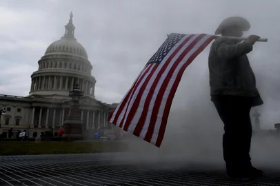  Supporters of US President Donald Trump hold a rally outside the US Capitol as they protest the upcoming electoral college certification of Joe Biden as President in Washington, DC on January 6, 2021. - Joe Biden's Democratic Party took a giant step Wednesday towards seizing control of the US Senate as they won the first of two Georgia run-offs, hours before Congress was set to certify the president-elect's victory over Donald Trump. (Photo by Olivier DOULIERY / AFP)Editoria: POLLocal: WashingtonIndexador: OLIVIER DOULIERYSecao: politics (general)Fonte: AFPFotógrafo: STF<!-- NICAID(14684518) -->