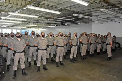 Os 81 novos policiais recebidos pela Brigada Militar (BM) da Serra foram encaminhados para pelo menos 36 municípios. A distribuição teve por objetivo completar o efetivo mínimo de cinco policiais militares em cada cidade.<!-- NICAID(14685587) -->