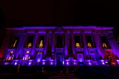 Palácio Piratini recebe iluminação lilás para o Mês da Visibilidade Trans