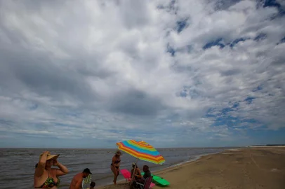  RIO GRANDE, RS, BRASIL - 07.01.2021 -  Imagens da Praia da Capilha, praia de água doce na Lagoa Mirim, localizada no 4o distrito do Taim, no sul do estado. (Foto: Jefferson Botega/Agencia RBS)Indexador: Jefferson Botega<!-- NICAID(14686186) -->