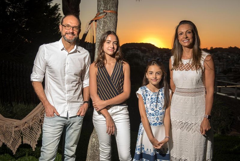 Rodrigo De Camargo Zan e Melissa Schoenardie com as filhas Martina e Giulia.<!-- NICAID(14684733) -->
