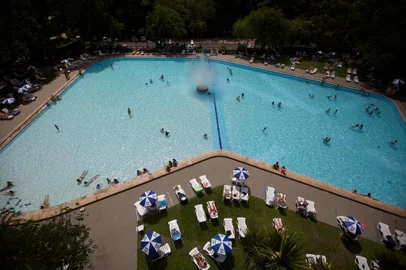  PORTO ALEGRE, RS, BRASIL - 10.01.2021 - Novas regras permitem uso de piscinas e churrasqueiras coletivas. Nas imagens as piscinas do Grêmio Náutico União neste domingo. (Foto: Jefferson Botega/Agencia RBS)<!-- NICAID(14687218) -->