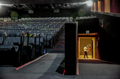 PORTO ALEGRE, RS, BRASIL - 13/01/2021Novo decreto da prefeitura autorizou a rebeartura das salas de cinema nesta semana. O cinema do Shopping Total volta a receber público a partir desta quinta-feira e terá sessões de Mulher-Maravilha 1984, previsto inicialmente pra junho<!-- NICAID(14689855) -->