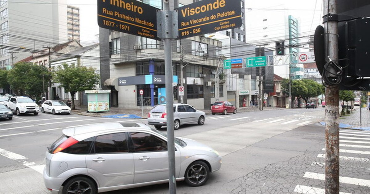 Conversão à direita na Rua Pinheiro Machado com Visconde de Pelotas, em Caxias, está liberada Conversão à direita na Rua Pinheiro Machado com Visconde de Pelotas, em Caxias, está liberada
