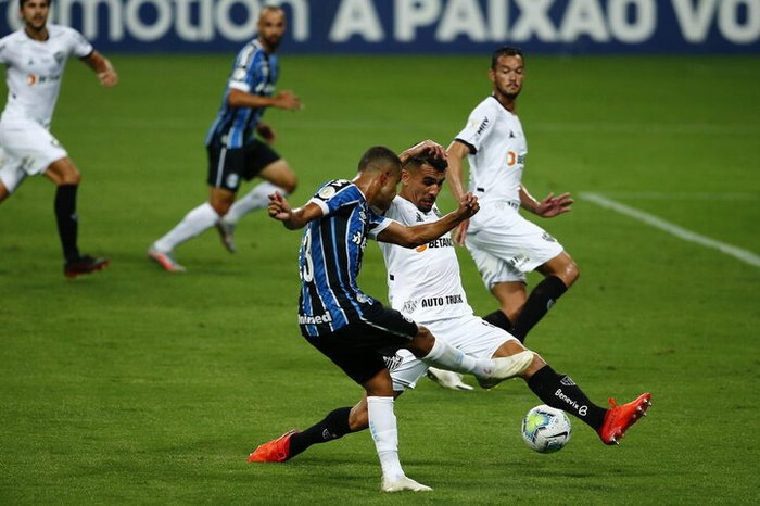 Com gol no fim, Grêmio empata com Atlético-MG e fica longe da briga pelo título brasileiro