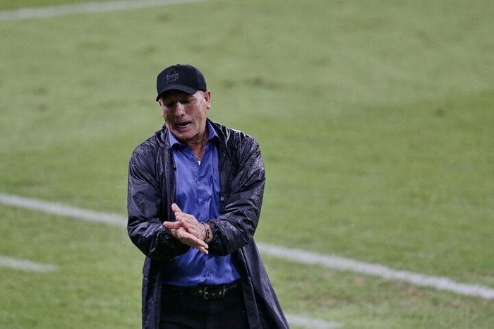 Após derrota, Renato volta a reclamar de arbitragem do Gre-Nal e dispara: Inter nunca vai ter nossa ajuda