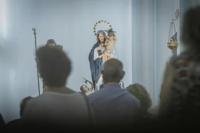 PORTO ALEGRE, RS, BRASIL - 26.01.2021 - Pauta sobre sincretismo religioso e preparações para o dia de Nossa Senhora dos Navegantes. Na foto, homenagem a Nossa Senhora dos Navegantes. (Foto: Isadora Neumann/Agencia RBS)Indexador: ISADORA NEUMANN<!-- NICAID(14700561) -->