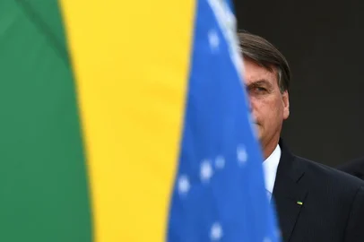 (FILES) In this file photo taken on November 19, 2020 Brazilian President Jair Bolsonaro attends the National Flag Day celebration at Planalto Palace in Brasilia. - Bolsonaro manoeuvres for Congress on February 1, 2021 to elect leaders who will allow him to govern without fear of impeachment and facilitate his re-election in 2022, analysts say. In Brazil, the presidents of the Chamber of Deputies and the Senate, who are renewed every two years, determine the voting agenda. The leader of the lower house also decides whether to admit requests for impeachment or not. (Photo by EVARISTO SA / AFP)Editoria: POLLocal: BrasíliaIndexador: EVARISTO SASecao: governmentFonte: AFPFotógrafo: STF<!-- NICAID(14703952) -->
