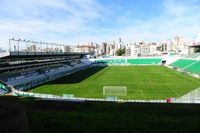 CAXIAS DO SUL, RS, BRASIL, 23/07/2020. Juventude x Caxias, clássico Ca-Ju 284, jogo válido pela quarta rodada da Taça Francisco Novelletto Neto, segundo turno do Campeonato Gaúcho (Gauchão 2020). Realizado no estádio Alfredo Jaconi. O campeonato retorna após quatro meses parado devido a pandemia do coronavírus. Vistas gerais do estádio Alfredo Jaconi.  (Porthus Junior/Agência RBS)<!-- NICAID(14551530) -->