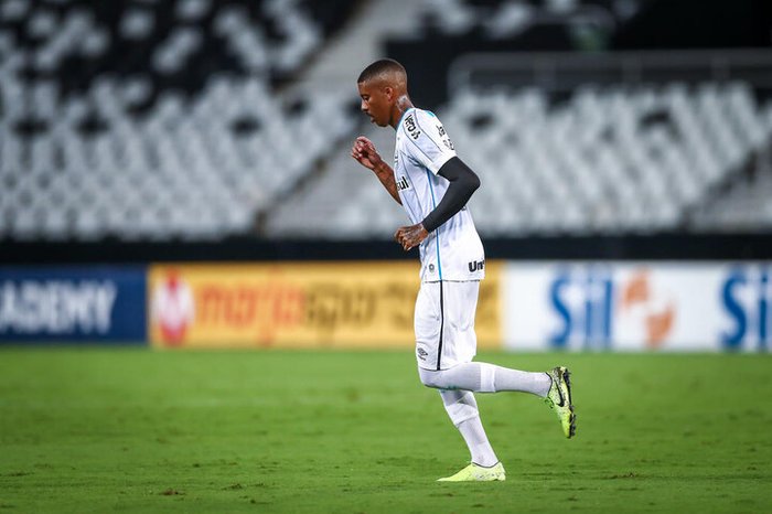 Jean Pyerre tranquiliza torcida após torção no fim do jogo e destaca atuação do Grêmio contra o Botafogo