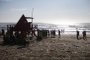 Atlântida, RS, BRASIL, 15/02/2021-  Amanhecer de festa na beira da praia em Atlântida, com muito lixo deixado na areia. Foto:Félix Zucco  / Agencia RBS<!-- NICAID(14714640) -->