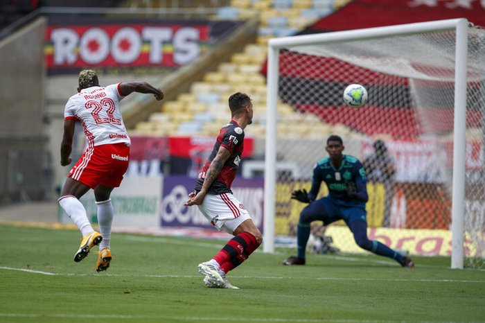 Inter ensina o Flamengo a respeitar a bola até nas cobranças de lateral que  decidiram o jogo - Blog Drible de Corpo