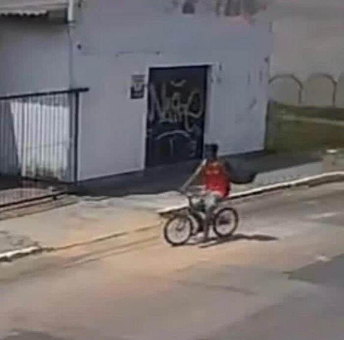 Câmera flagra suspeito chegando na Rua José Antônio Duarte