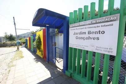 PORTO ALEGRE, RS, BRASIL, 24/02/2021- Falta de terceirizados e ameaça de greve de professores cercam volta às aulas presenciais em Porto Alegre. A previsão de retomada das aulas de forma presencial na rede municipal de ensino de Porto Alegre é rodeada por algumas dúvidas nesta quarta-feira (23). Na foto- Jardim Bento Golsalves.   Foto: Lauro Alves  / Agencia RBS<!-- NICAID(14721330) -->