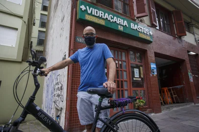 PORTO ALEGRE, RS, BRASIL, 03/03/2021 - Baseado em projeto de NY, porto-alegrense fotografa fachadas antigas da cidade para perfil no Instagram. Léo Prestes costuma sair de bicicleta para fotografar fachadas e letreiros para o seu perfil no instagram. Na foto:Vidraçaria Bastos. Rua Bento Martins, 487    Foto:  Jefferson Botega / Agencia RBSIndexador: Jefferson Botega<!-- NICAID(14726854) -->