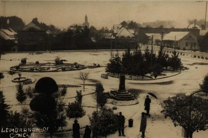 Nevasca que atingiu Canela no inverno de 1941 deixou a praça João Corrêa completamente branca.#PÁGINA: 62#DEVOLVIDO: Fonte: Reprodução Data Evento: 00/00/1941<!-- NICAID(659102) -->