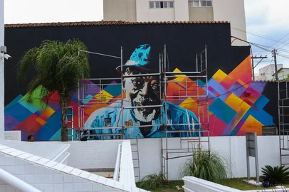 Mural que o artista de rua caxiense Gustavo Gomes está pintando na sede do Ministério Público Federal, em Caxias. A arte faz parte do projeto Signos da Cidade, de Claudio Troian, com curadoria de Silvana Boone.<!-- NICAID(14730232) -->
