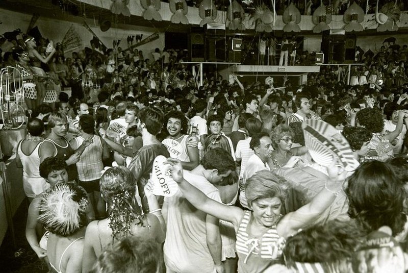 Baile de carnaval Verde e Branco, no Teresópolis tenis clube, em 1984.#Envelope: 18677#Pasta: 508134#Fotógrafo: Arivaldo Chaves<!-- NICAID(14426677) -->