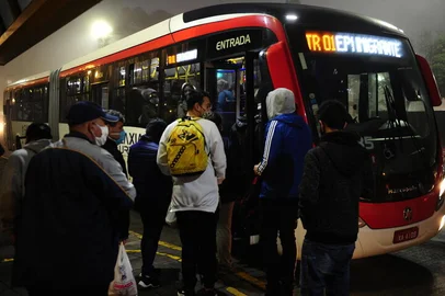 CAXIAS DO SUL, RS, BRASIL, 09/06/2020. Movimento nos ônibus de transporte coletivo (Visate), no centro de Caxias do Sul. Não havia superlotação. (Porthus Junior/Agência RBS)<!-- NICAID(14518832) -->