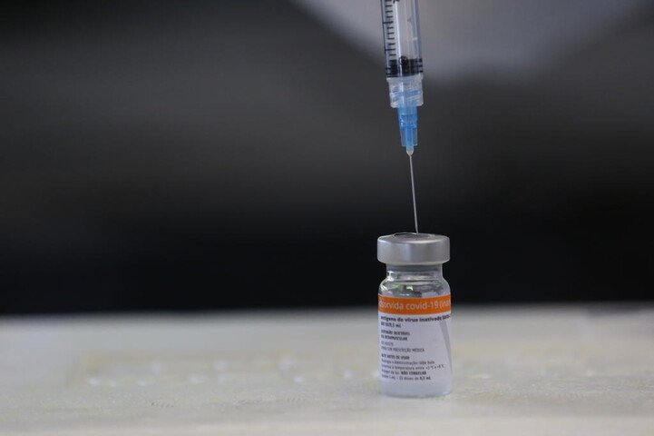 Profissionais de saúde de 28 anos ou mais podem agendar ...