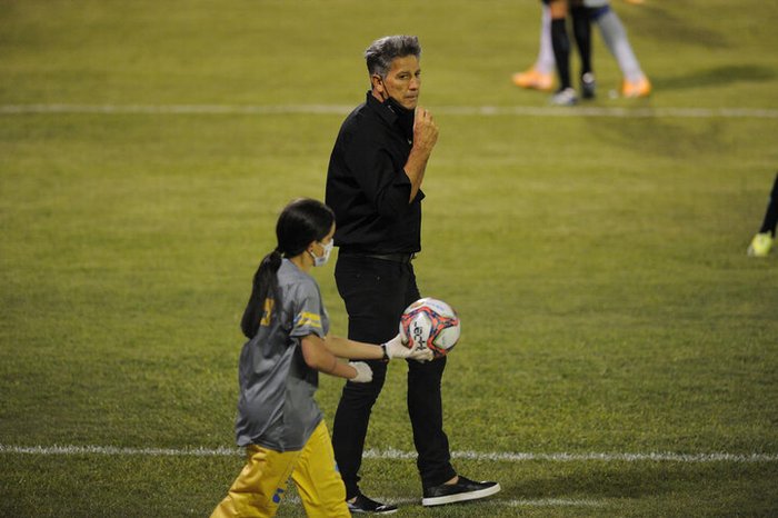 Após vitória, Renato promete contratação no Grêmio para a próxima semana e descarta centroavante