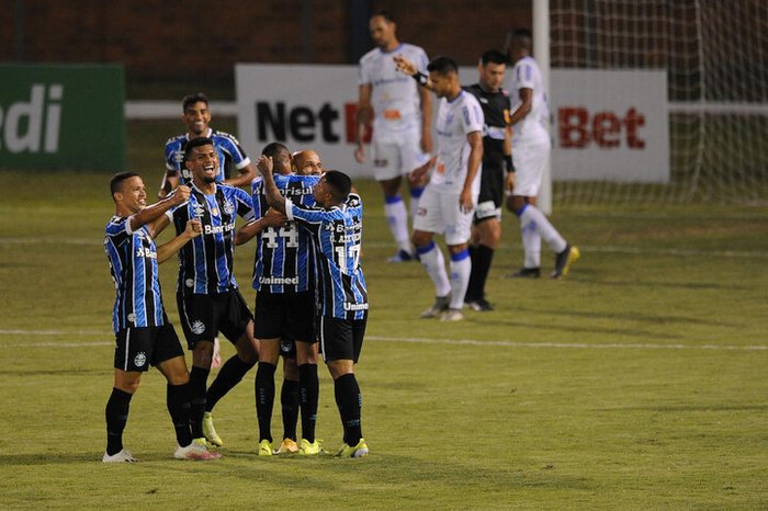 [COMENTE] Como você avalia o desempenho do Grêmio na vitória diante do Esportivo?