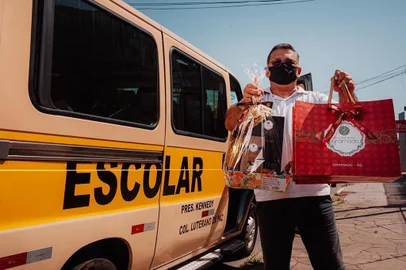 Chocolataria Gramado contrata vans escolares para fazer entrega<!-- NICAID(14735229) -->