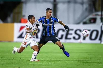 Gremio x AyacuchoRS - FUTEBOL/CONMEBOL LIBERTADORES 2021 /GREMIO X AYACUCHO - ESPORTES - Lance da partida entre Ayacucho e Gremio disputada na noite desta terca-feira, no EstÃ¡dio OlÃ­mpico Atahualpa, em Quito, valida pela Conmebol Libertadores 2021. FOTO: LUCAS UEBEL/GREMIO FBPAEditoria: SPOLocal: QuitoIndexador: Lucas UebelSecao: futebolFonte: Gremio.netFotógrafo: Gremio x Ayacucho<!-- NICAID(14736613) -->