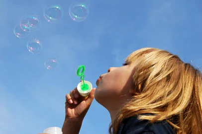 Bulles de savonFonte: 9968117<!-- NICAID(14464909) -->