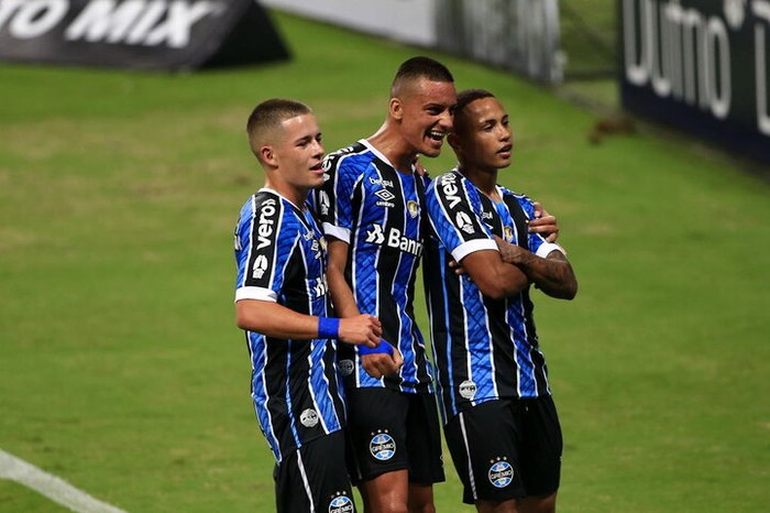 [COMENTE] Como você avalia o desempenho do Grêmio na vitória diante do Aimoré?