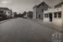 Rua Coronel Flores, em São pelegrino, com as obras de pavimentação urba concluídas em 1942, durante a gestão de Dante Marcucci. Moinho Germani ao fundo e casarão da família Guidali e Bedin (à direita)<!-- NICAID(13791559) -->