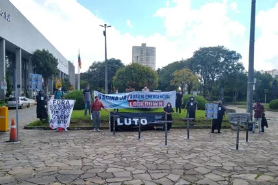 Após a formulação de uma carta aberta defendendo um lockdown de, no mínimo, 14 dias em Caxias do Sul entre outros pontos, na última semana, representantes do Comitê Popular de Crise estiveram reunidos com o prefeito Adiló Didomenico (PSDB) e com a secretária municipal de Saúde Daniele Meneguzzi na tarde desta quarta-feira (24). Enquanto quatro representantes do grupo fizeram a entrega simbólica da carta ao chefe do Executivo, outros do mesmo grupo realizaram um ato simbólico em frente à prefeitura, protestando com cruzes e cartazes.<!-- NICAID(14742419) -->