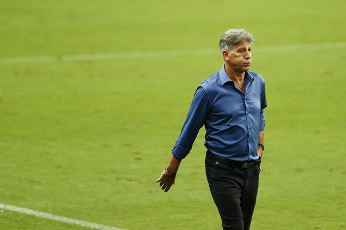 Renato fala sobre novos reforços e revela conversas com Douglas Costa: Disposto a jogar no Grêmio