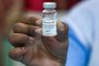 Um trabalhador médico exibe um frasco de Covaxin, a vacina contra o coronavírus Covid-19 indígena, durante uma campanha de inoculação de rotina em um centro de vacinação em Nova Delhi em 23 de março de 2021. (Foto de Prakash SINGH / AFP)<!-- NICAID(14741761) -->