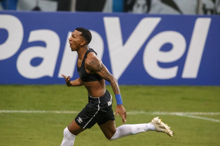 Herói do clássico, Léo Chú diz que gol coroa trabalho e agradece confiança de Renato
