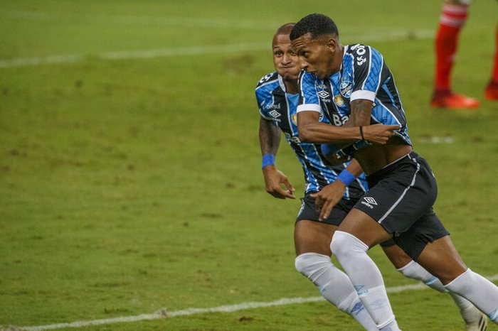 Notas da partida: Léo Chú brilha no fim e vai bem no Gre-Nal ao lado de Ruan