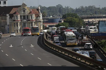 PORTOALEGRE-RS-BR-DATA:2015019Rodoviários de Porto Alegre realizaram uma operação tartaruga no início da manhã desta segunda-feira, deixando o trânsito lento em vários pontos da Capital.Viaduto da Conceição.FOTÓGRAFO:TADEUVILANI<!-- NICAID(11131825) -->