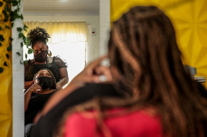 Evylyny começou na profissão fazendo tranças no próprio cabelo e tornou-se especialista.