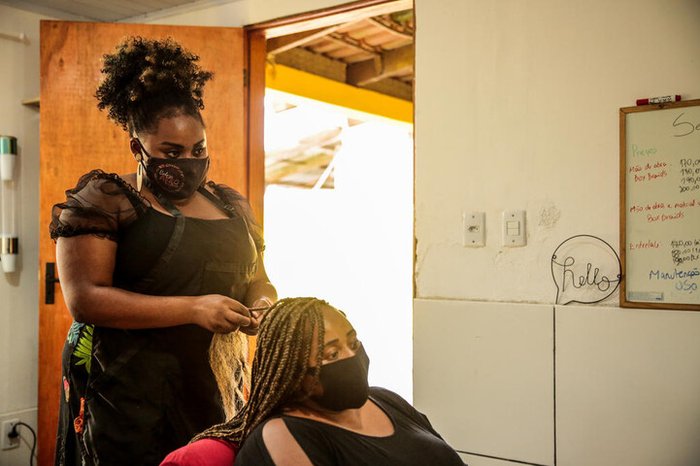 Evylyny começou na profissão fazendo tranças no próprio cabelo e tornou-se especialista.