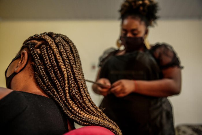 Evylyny começou na profissão fazendo tranças no próprio cabelo e tornou-se especialista.