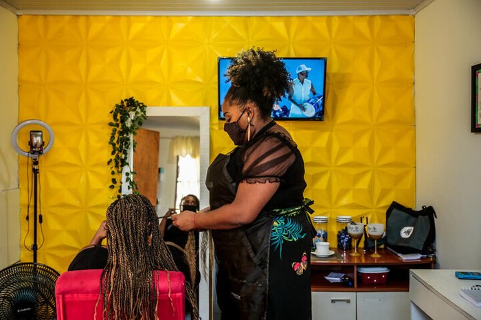 Evylyny começou na profissão fazendo tranças no próprio cabelo e tornou-se especialista.
