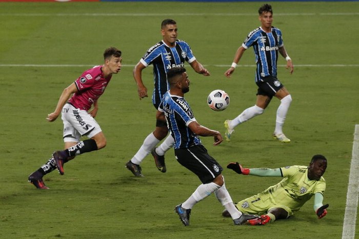 Kannemann lamenta chances perdidas em derrota para o Del Valle: Seria outra história