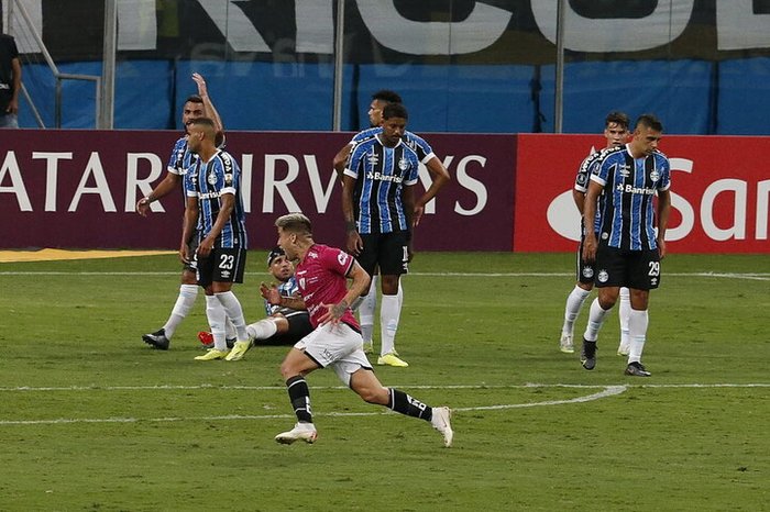 Com expulsão e chances perdidas, Grêmio é superado pelo Del Valle e é eliminado da Libertadores