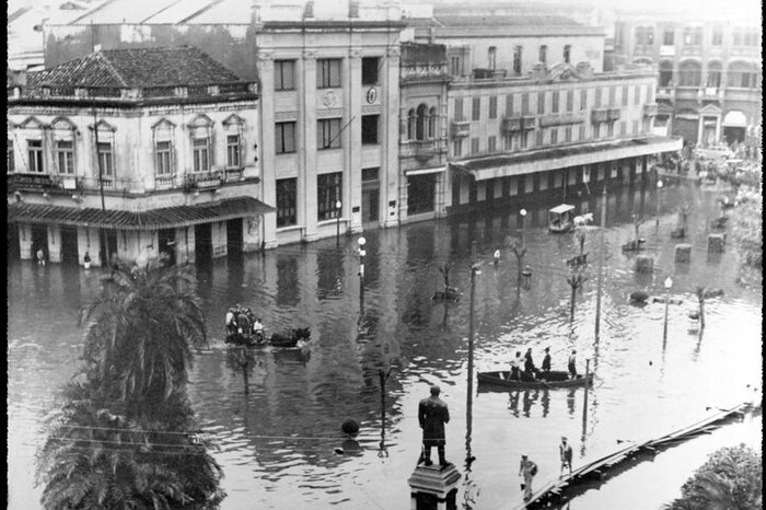 Praça da Alfândega ficou inundada no começo de maio