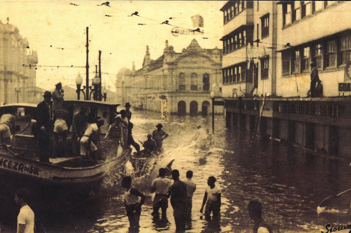Avenida Borges de Medeiros, com o Mercado Público ao fundo. Crédito: Sioma Breitman/ Museu JJFelizardo