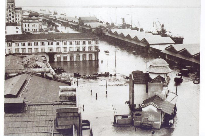 A Avenida Mauá, o Cais do Porto e a estação ferroviária Ildefonso Pinto debaixo d'água