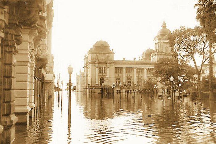Praça da Alfândega inundada. Créditos: Roberto Pedro Michelena